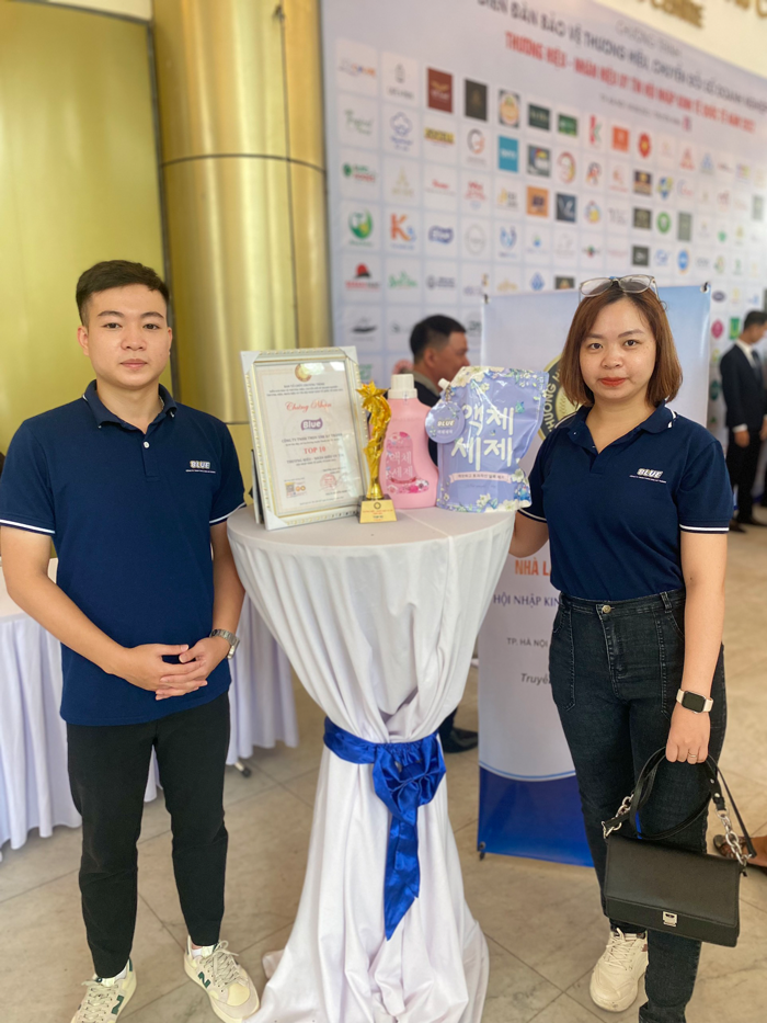 Đại diện team Sale và Marketing của Hà Thành đồng hành tại lễ nhận giải thưởng