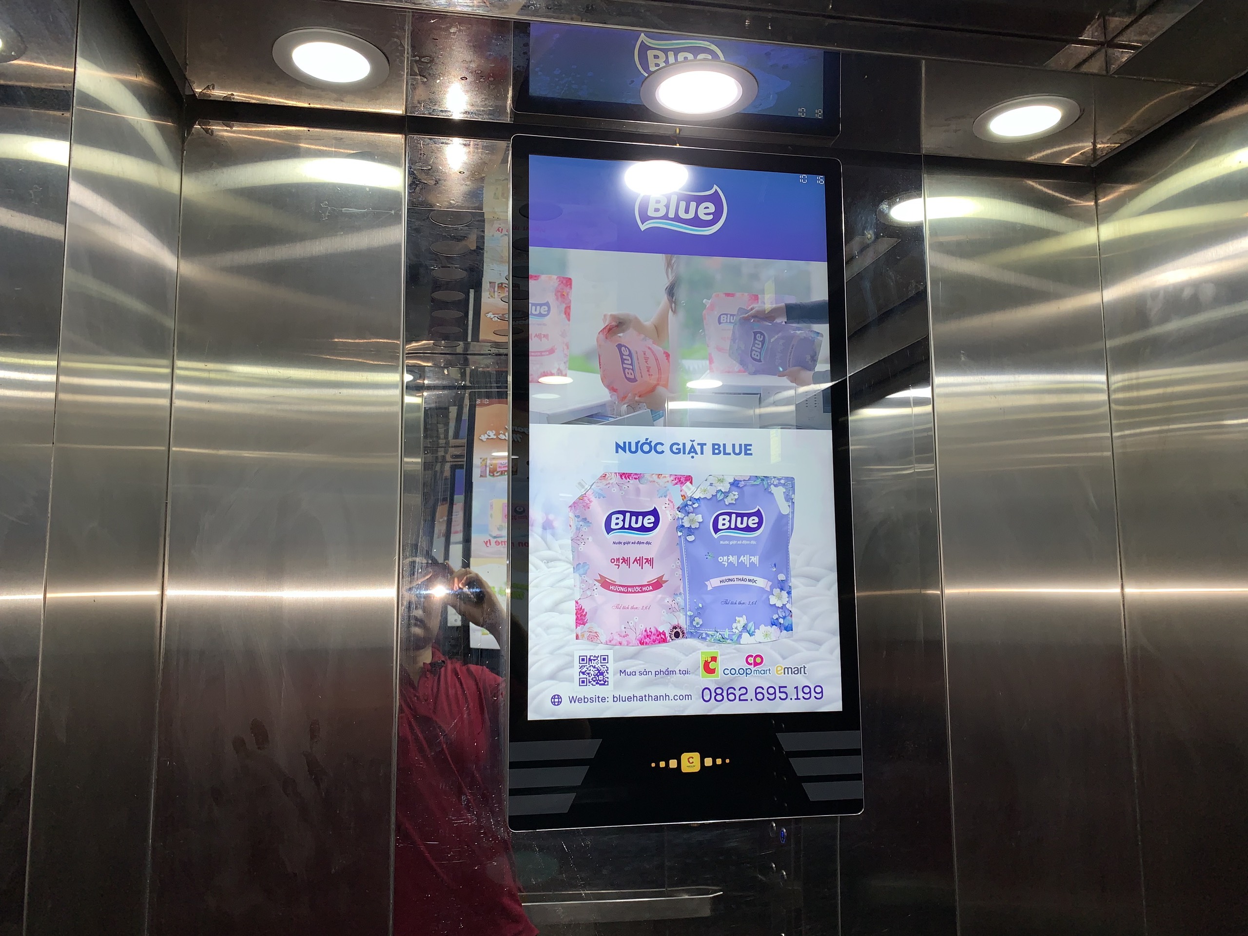 quảng cáo Nước giặt Blue tại thang máy 